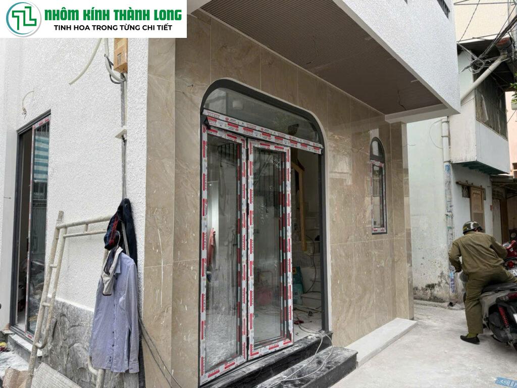 lắp cửa nhôm xingfa cho nhà mặt phố hcm