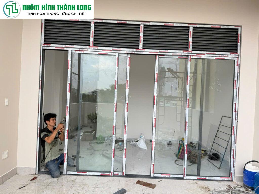 cửa nhôm xingfa 4 cánh giá bao nhiêu
