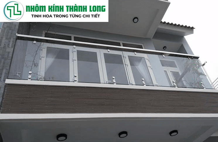 Lan can kính ban công sử dụng trụ ngắn