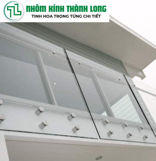 Lan can kính ban công bắt củ pat (ốc cách)