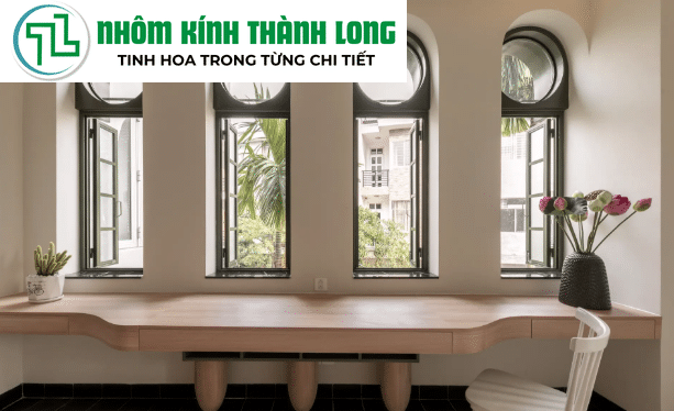 Chọn cửa mở quay ra ngoài cho các tầng quá cao