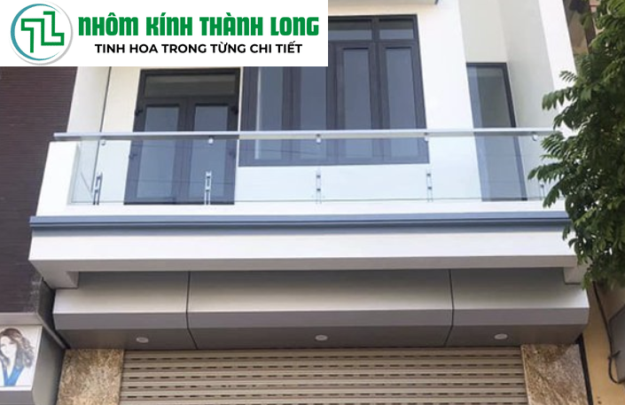 lan-can-kinh-ban-cong-nha-pho
