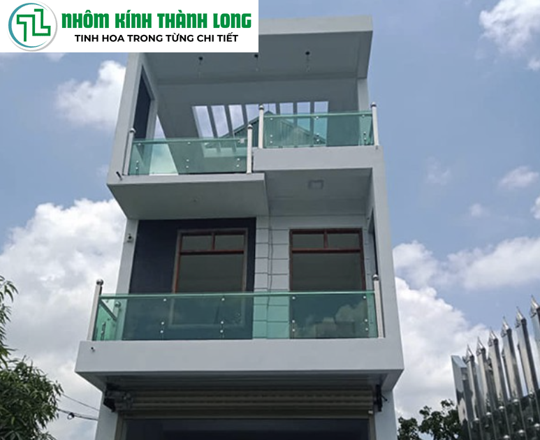 lan-can-kinh-ban-cong-nha-pho